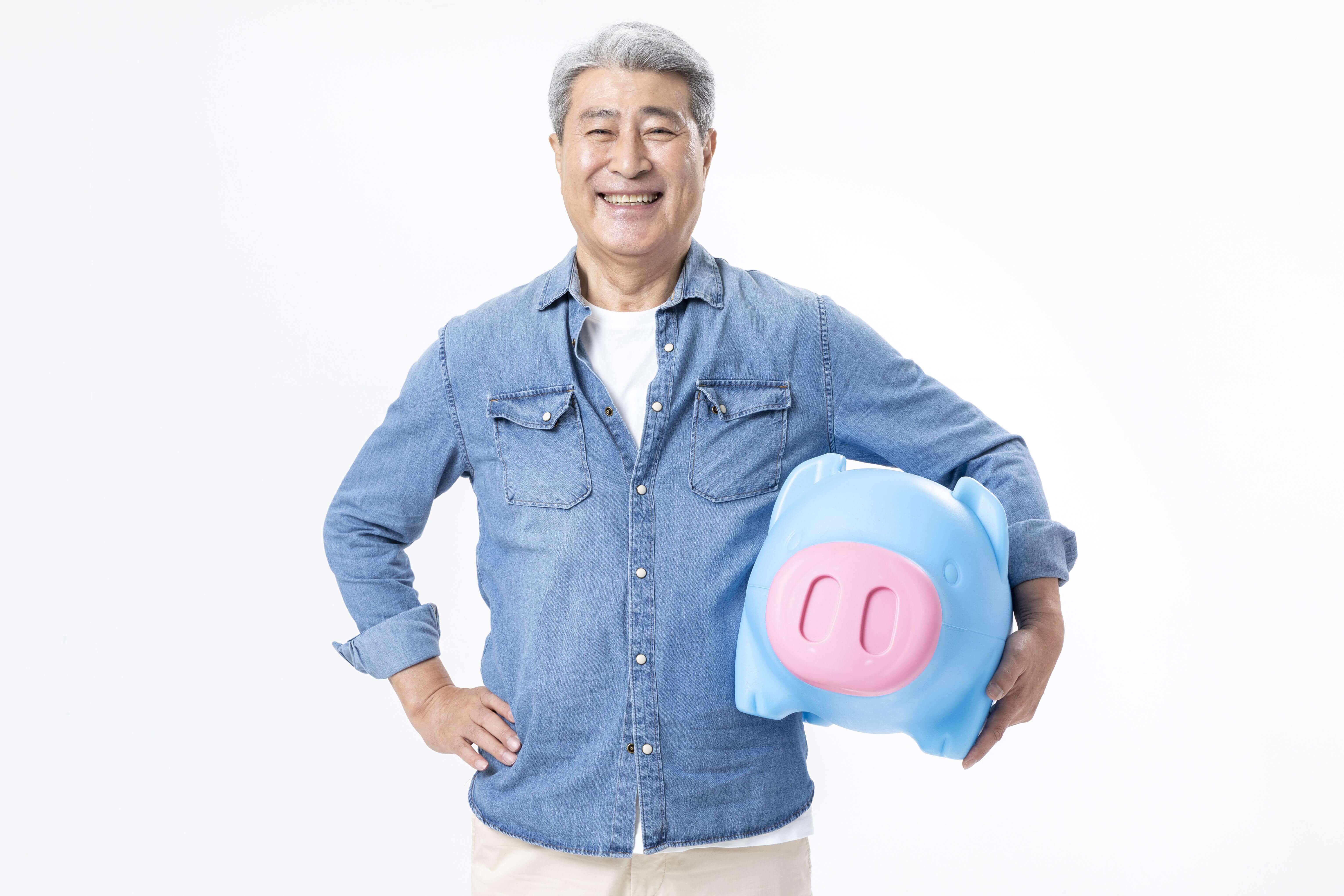 저금통을 든 아저씨