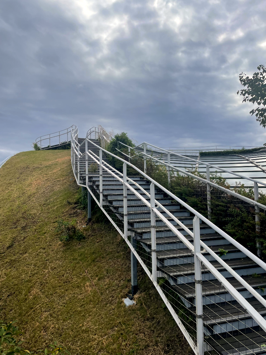 아일랜드시티 중앙공원 3개건물 연결 브릿지와 계단1