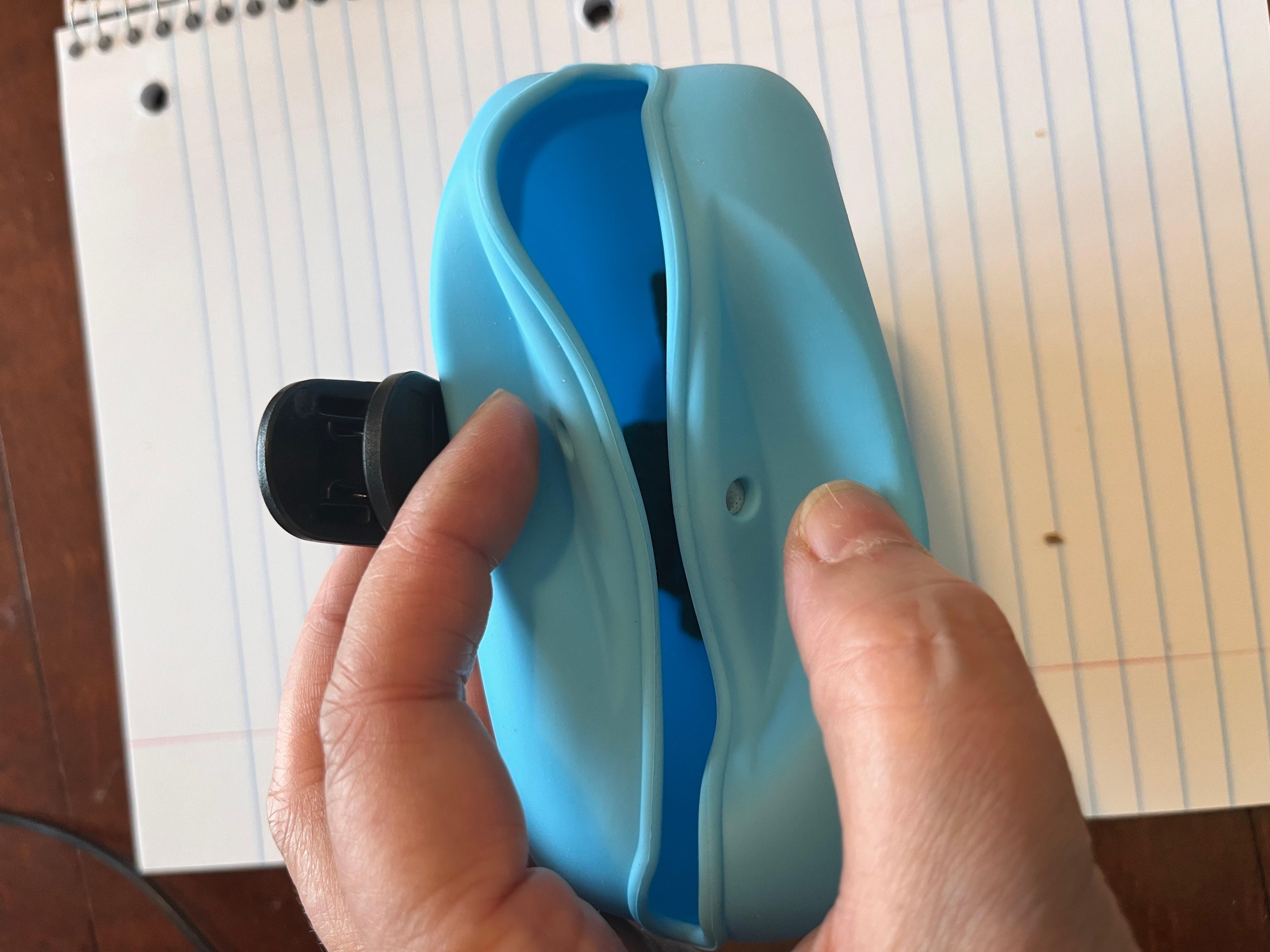 손으로 부드러운 실리콘 파우치를 누르는 이미지