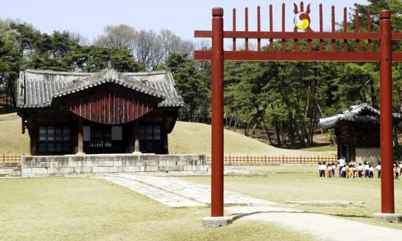 "조선 제16대 국왕 인조의 장남 소현세자의 묘소인 소경원이 위치한 고양 서삼릉의 홍살문과 정자각 전경"