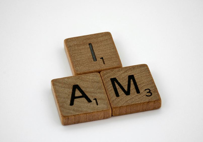 I AM 이 적힌 나무블럭 사진