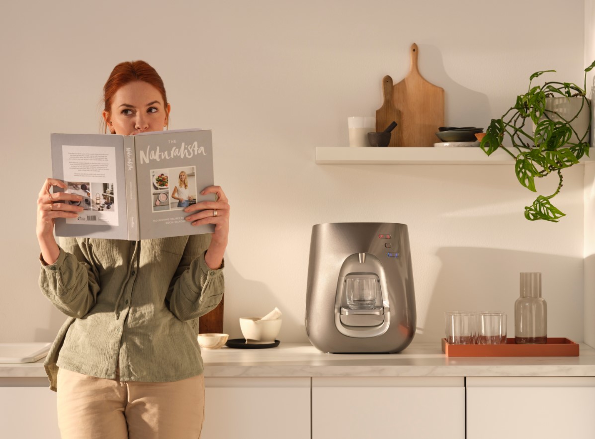An eco-friendly kitchen with water supplied by an energy-efficient water purifier.