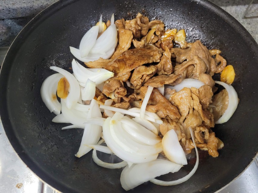 돼지고기 간장제육볶음 양파 넣고 센불에 볶는 단계