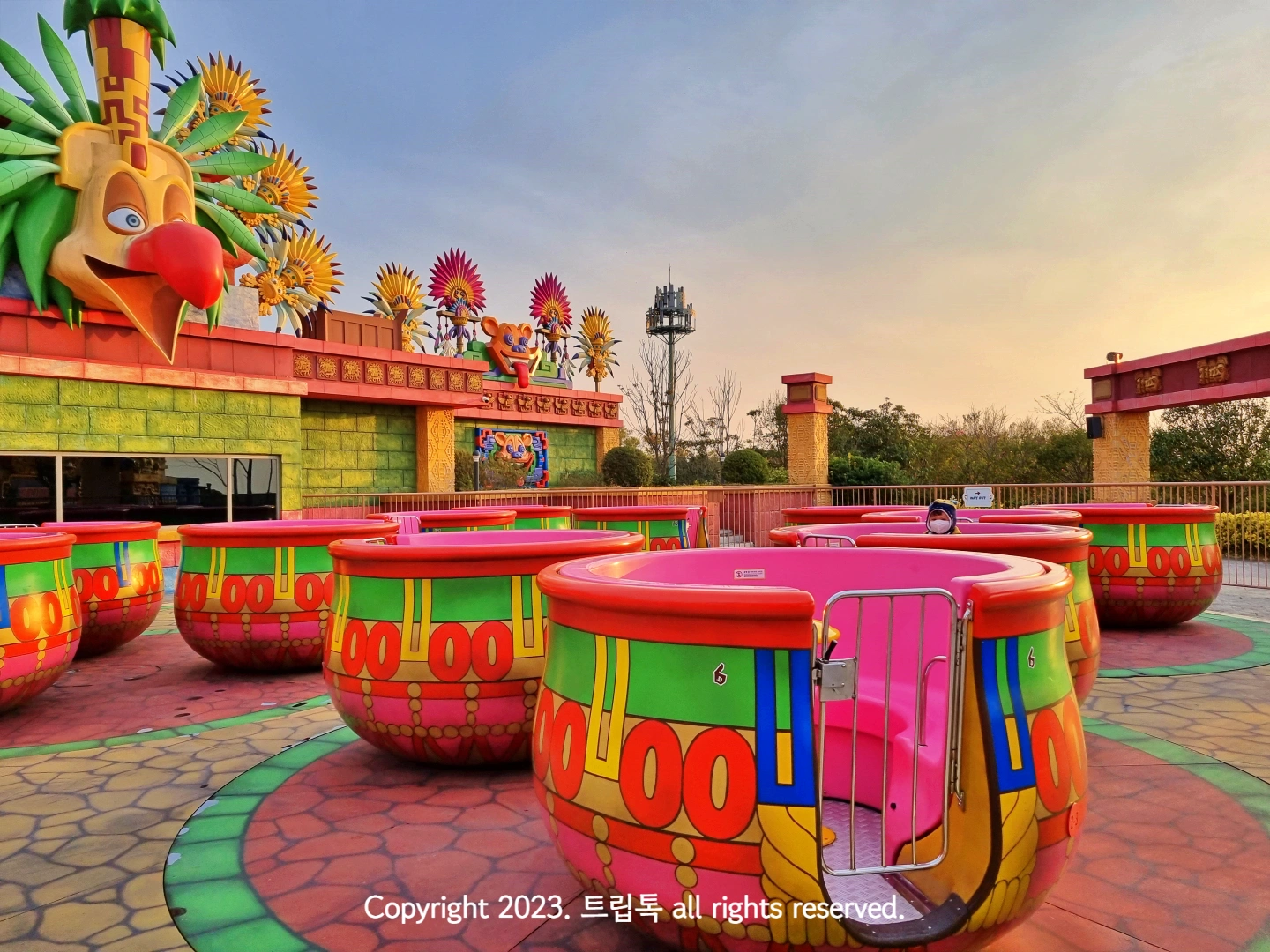 분홍색과 초록색으로 꾸며진 컵모양의 놀이기구들