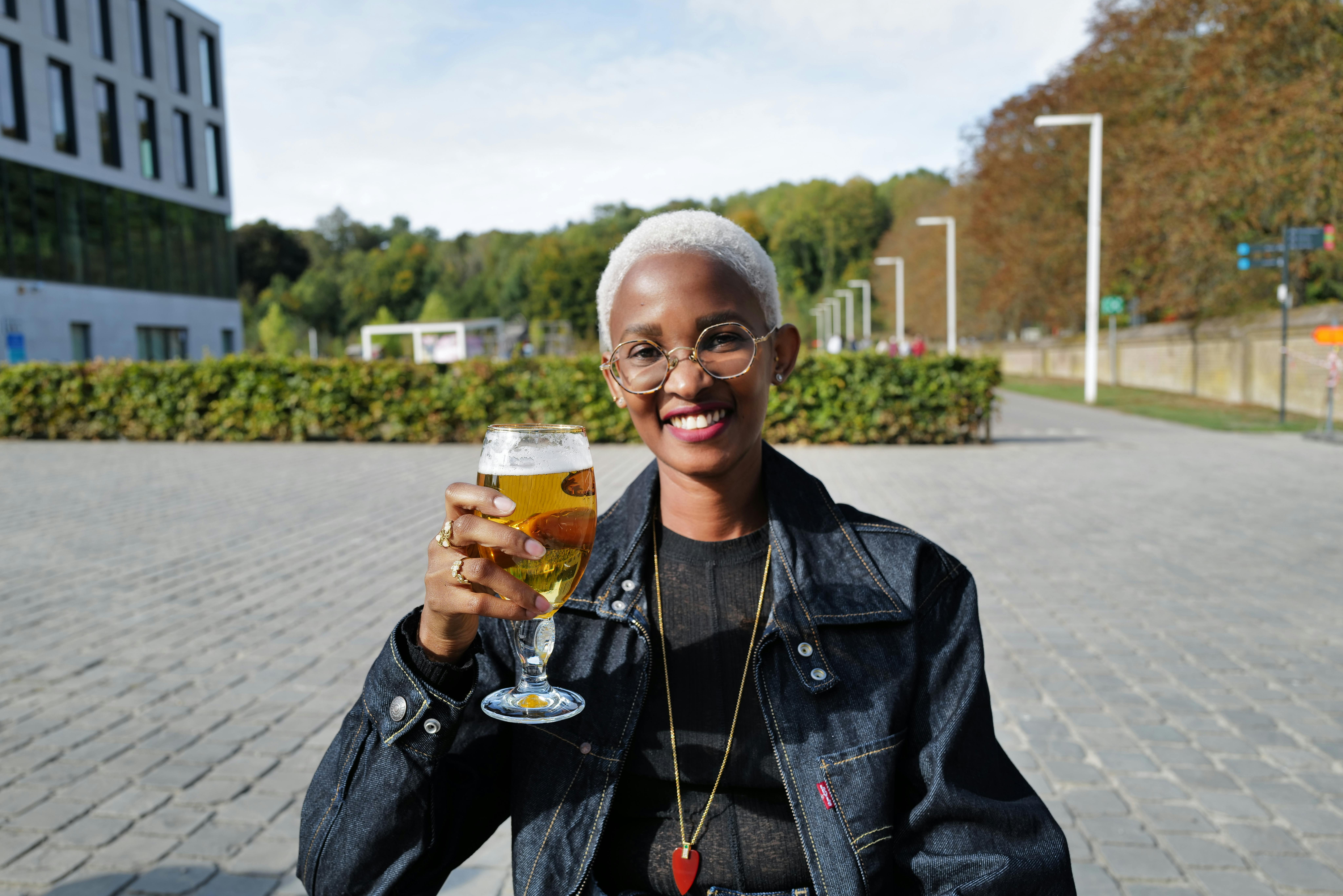 낯선 사람과 결혼했는데 기쁘고 행복한을 상징하는 이미지