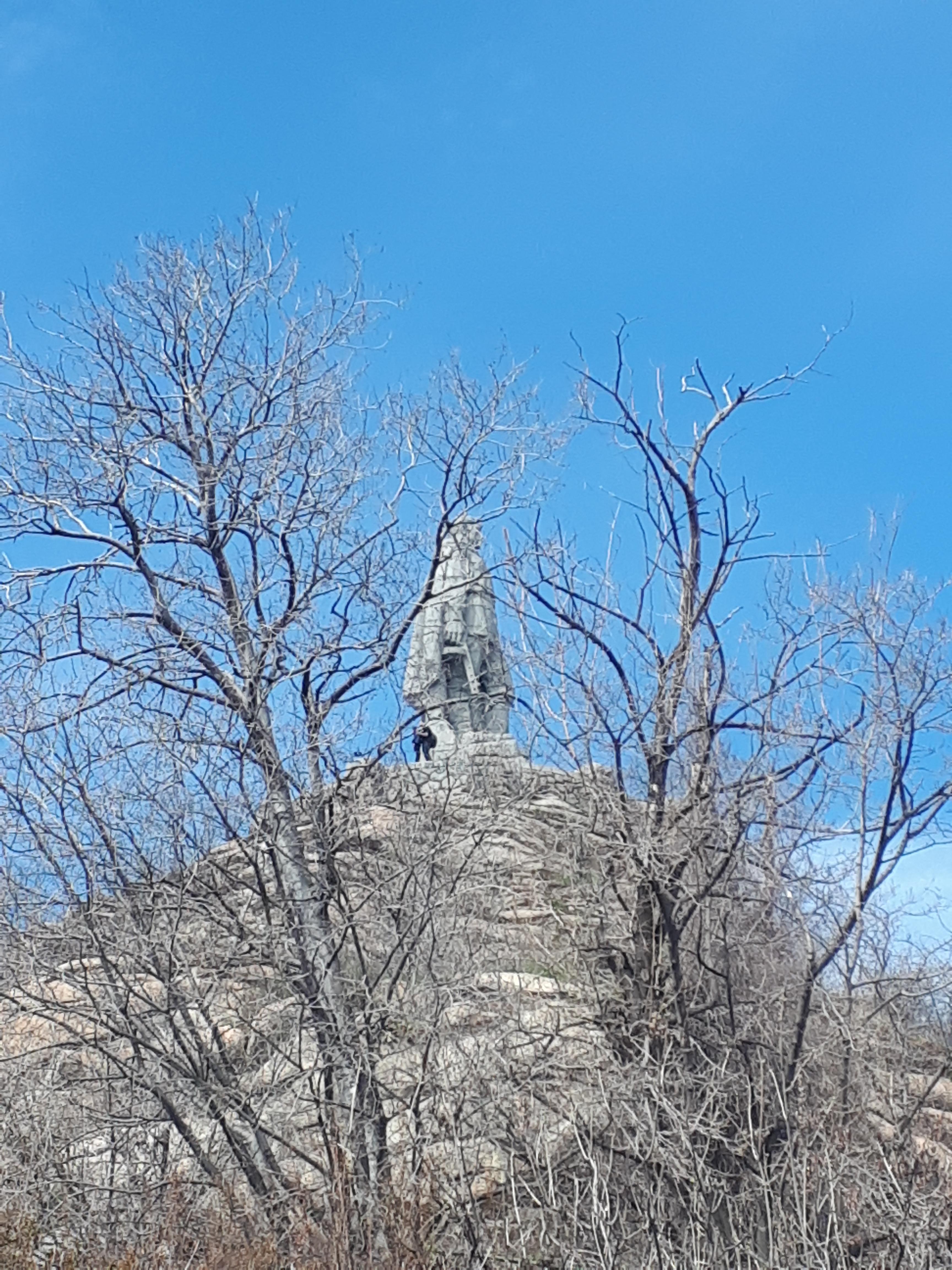 불가리아 플로브디프 언덕 멀리 보이는 장군 동상