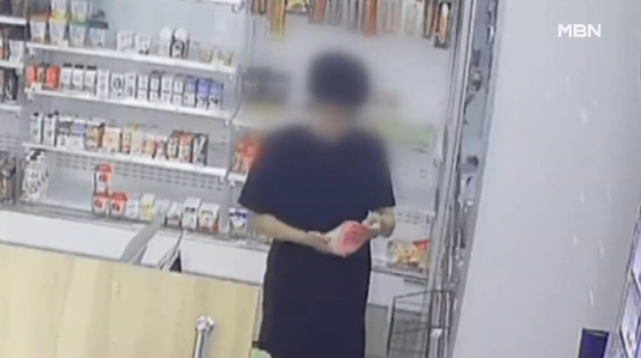 전북의 한 편의점에 직원으로 취업한 40대 부부가 편의점에서 생활하며 물품과 돈을 마음대로 빼돌리다 사라진 일이 발생했다. 사진은 폐쇄회로(CC)TV 속 부부의 모습. [사진=MBN]