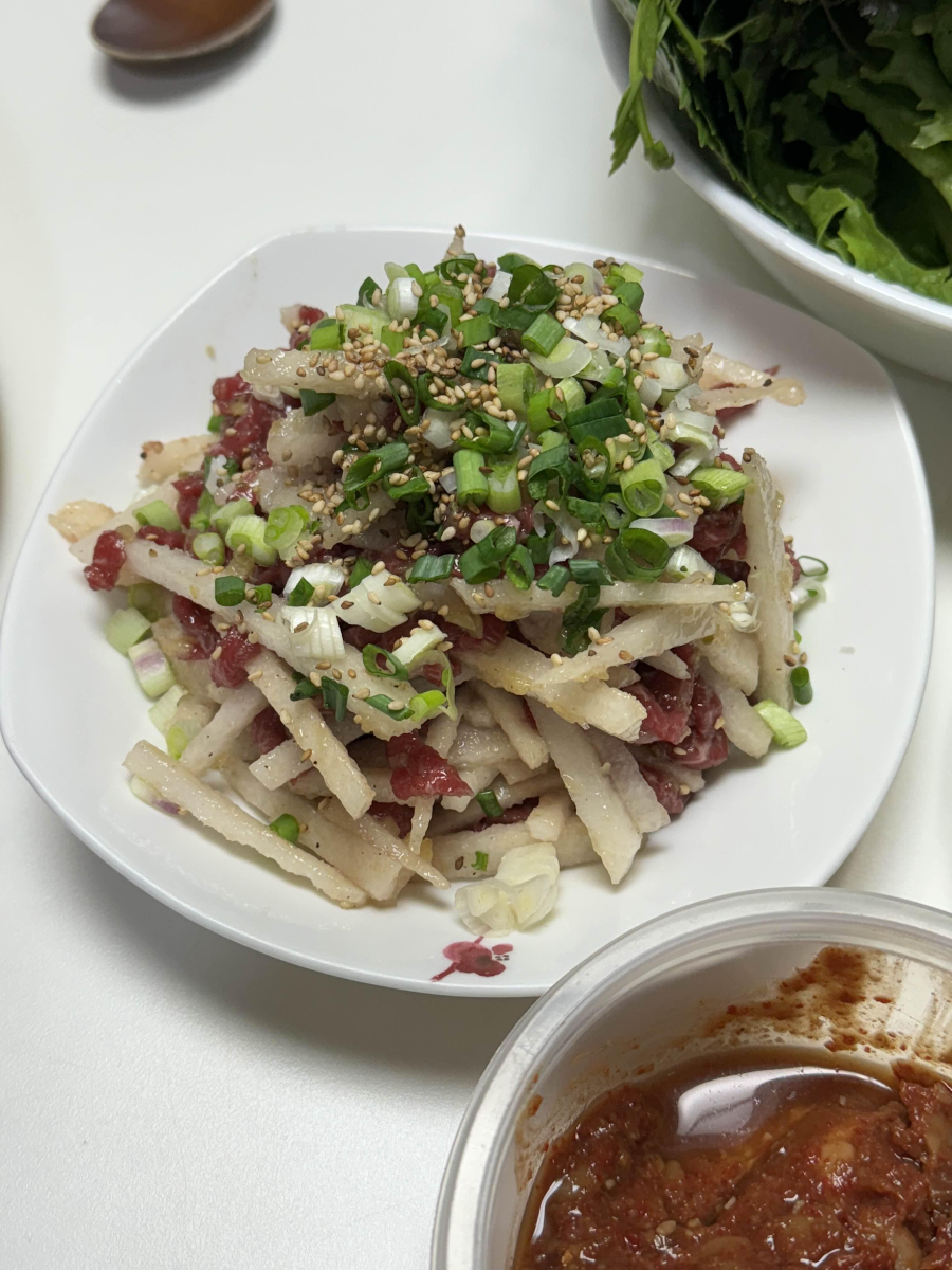 육회 무침에 배와 쪽파가 들어가 있다