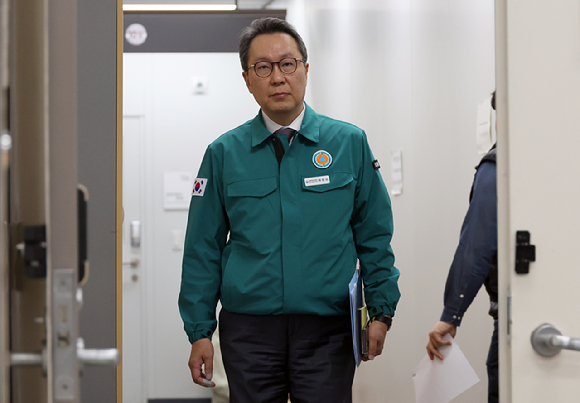 박민수 중앙재난안전대책본부 제1총괄조정관(보건복지부 제2차관)이 22일 오후 세종시 정부세종청사에서 의사 집단행동 중대본 회의 내용 등을 발표하기 위해 브리핑실로 향하고 있다 [사진=뉴시스]