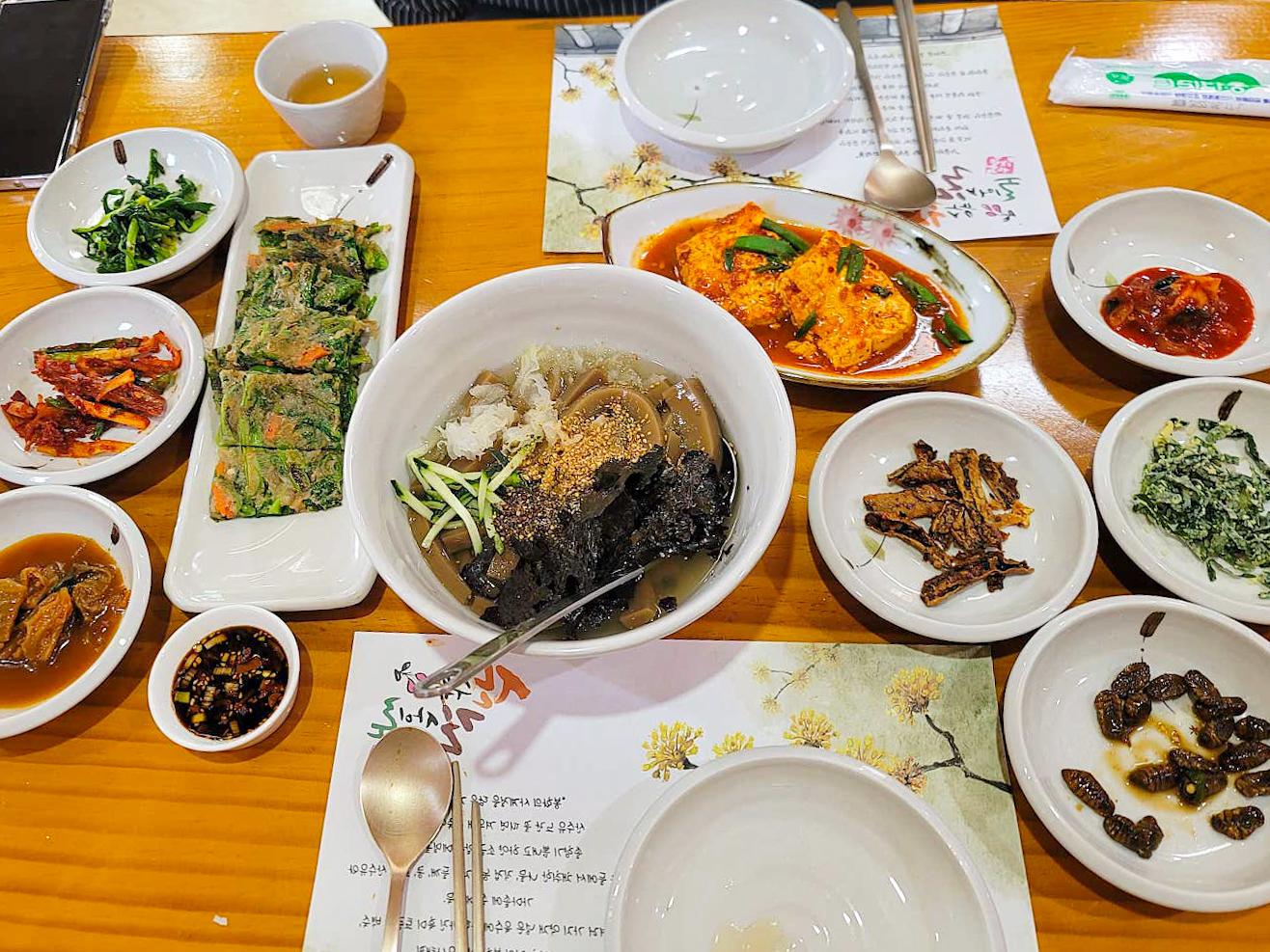 산수유길사이로 코스가 테이블에 차려진 사진
