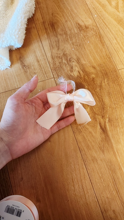 끈으로 묶어주어 장식 완성