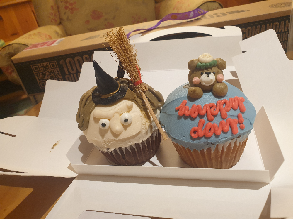 구매한 컵케익 왼쪽에 마녀 오른쪽에 happy day 케익이 있다.