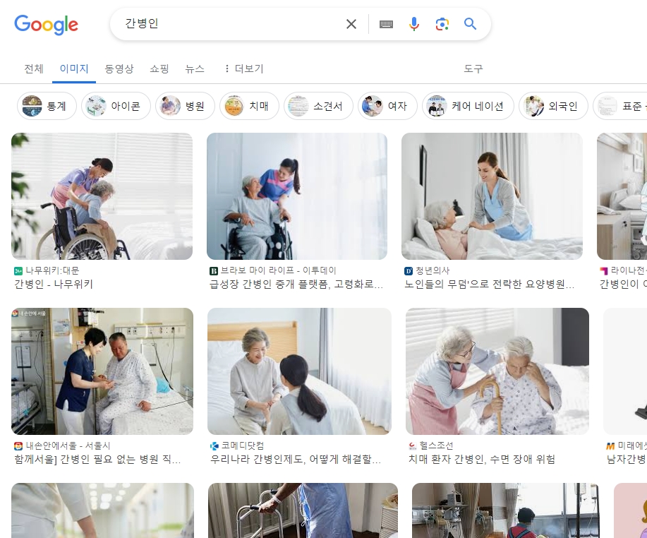 휠체어를 탄 어르신을 다정하게 돌보는 요양보호사의 모습