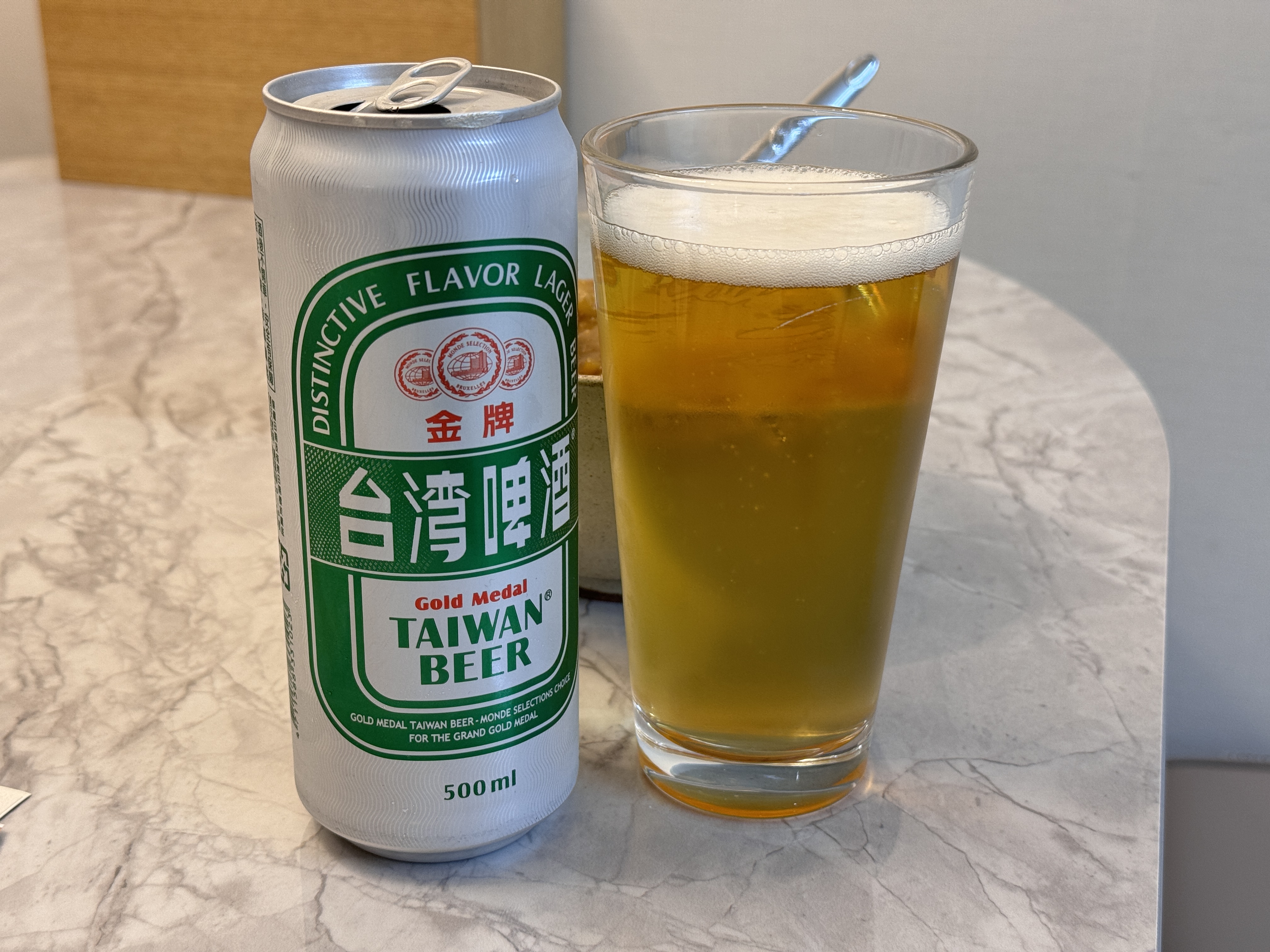 맥주캔과 컵에 따라놓은 맥주 한잔