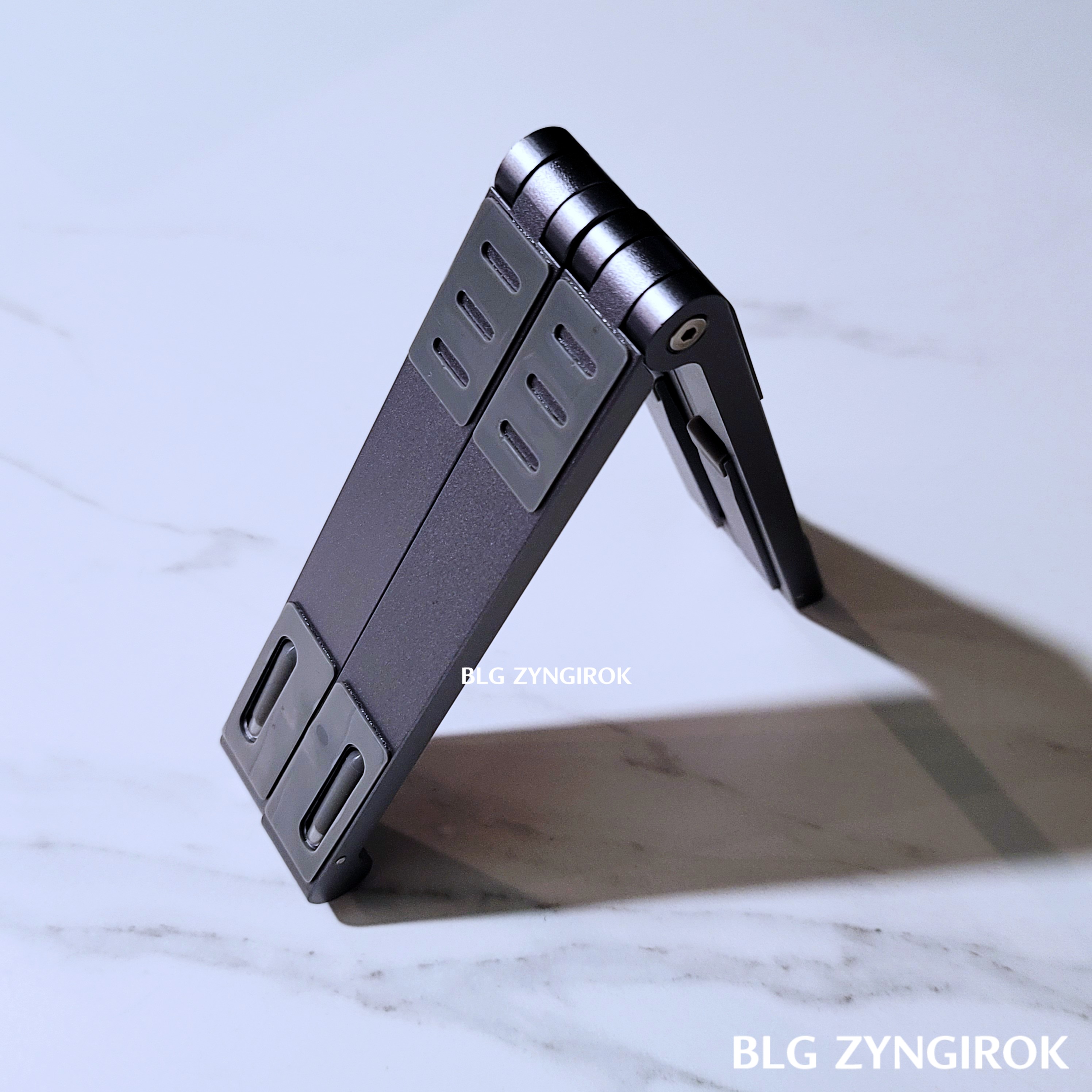 무아스 초경량 휴대용 다목적 노트북 거치대 접어서 사용하는 모습이다.