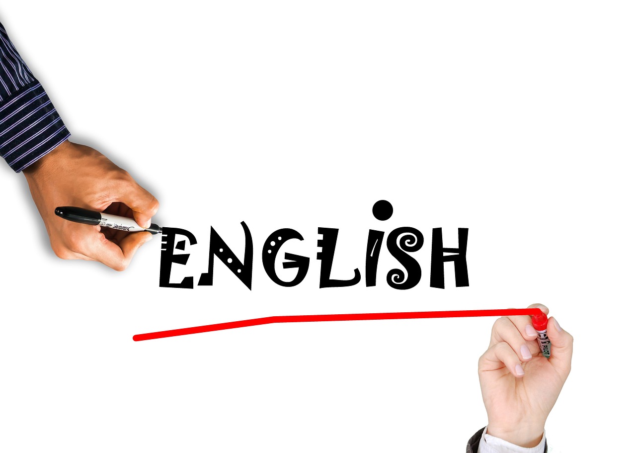 english를 적고 있는 손