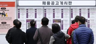 정년 1년 연장, 일자리 문제 5만명 은퇴 미뤄지지만, 청년 일자리도 그만큼 줄어