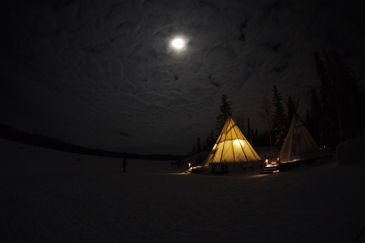 오로라 빌리지와 달이 함께 담긴 풍경