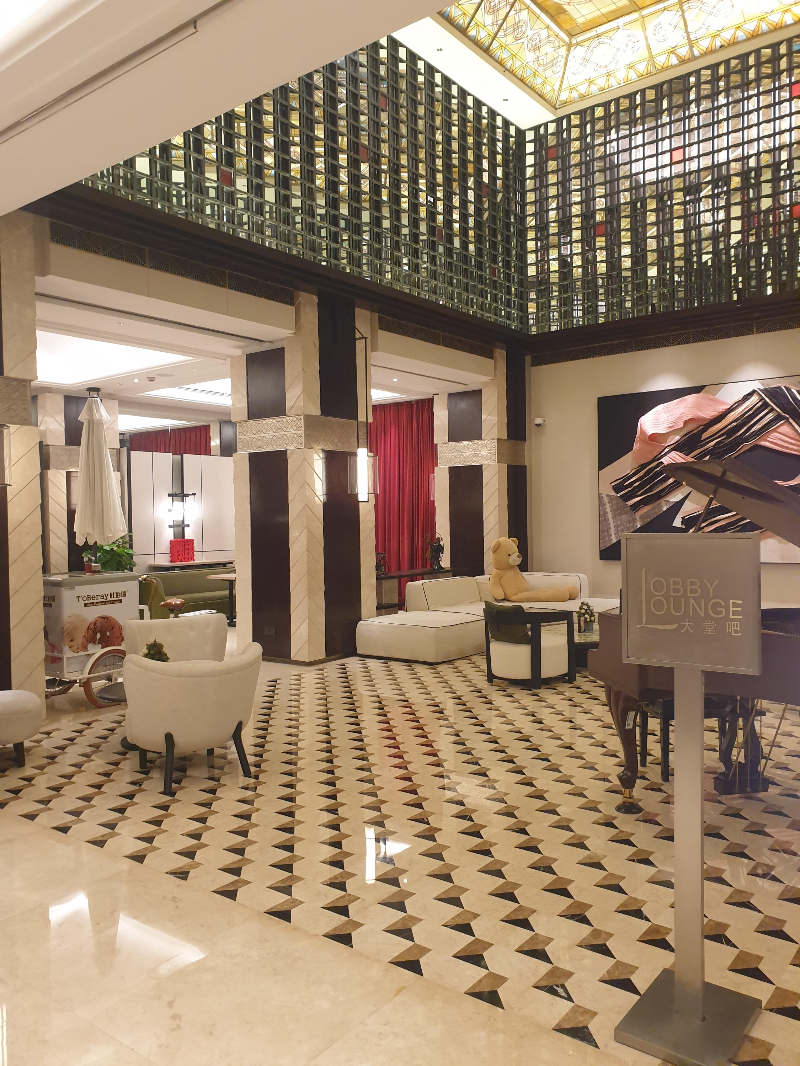 어지러운 바닥 패턴과 2층 초록 장식 그리고 붉은 커튼이 묘한 느낌을 자아낸다.