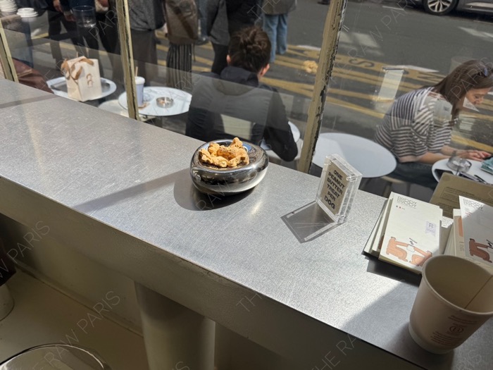 너무 귀엽게 강아지 스낵 구비 되어있음.