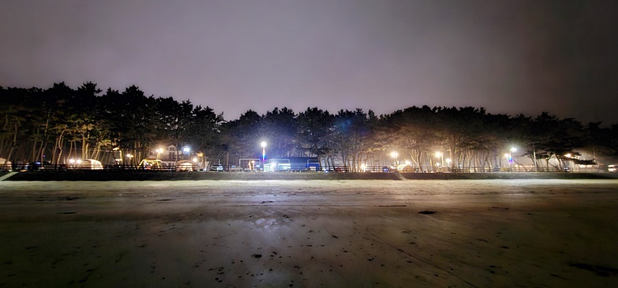 물안개와 조명이, 파도치는 바다가 만나 신비한 분위기를 자아내는 몽산포