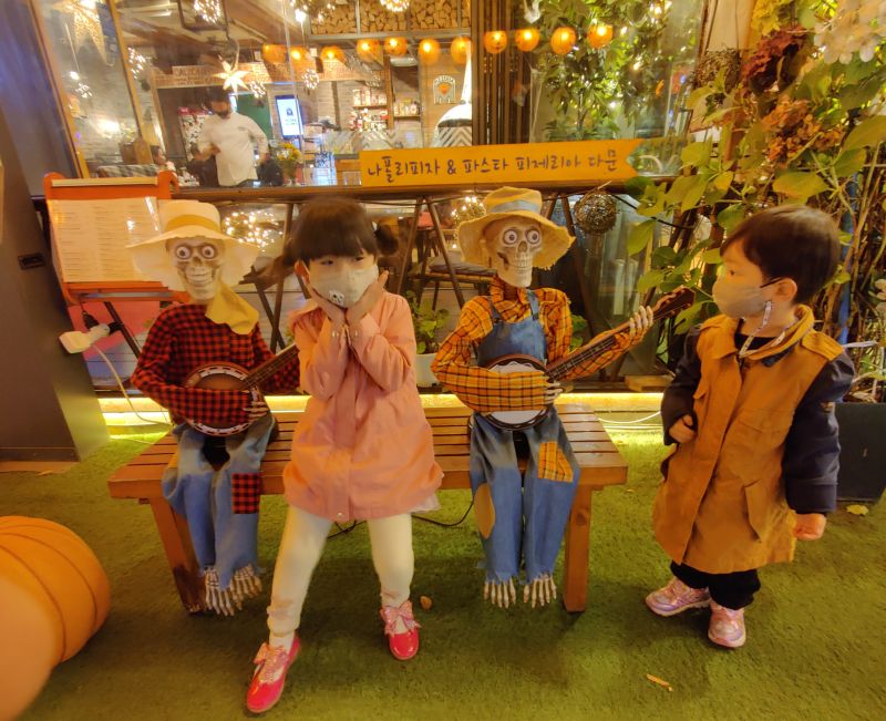 해골들이 기타치고 있는벤치에서 사진찍은 쿠앙이 쿠웅이