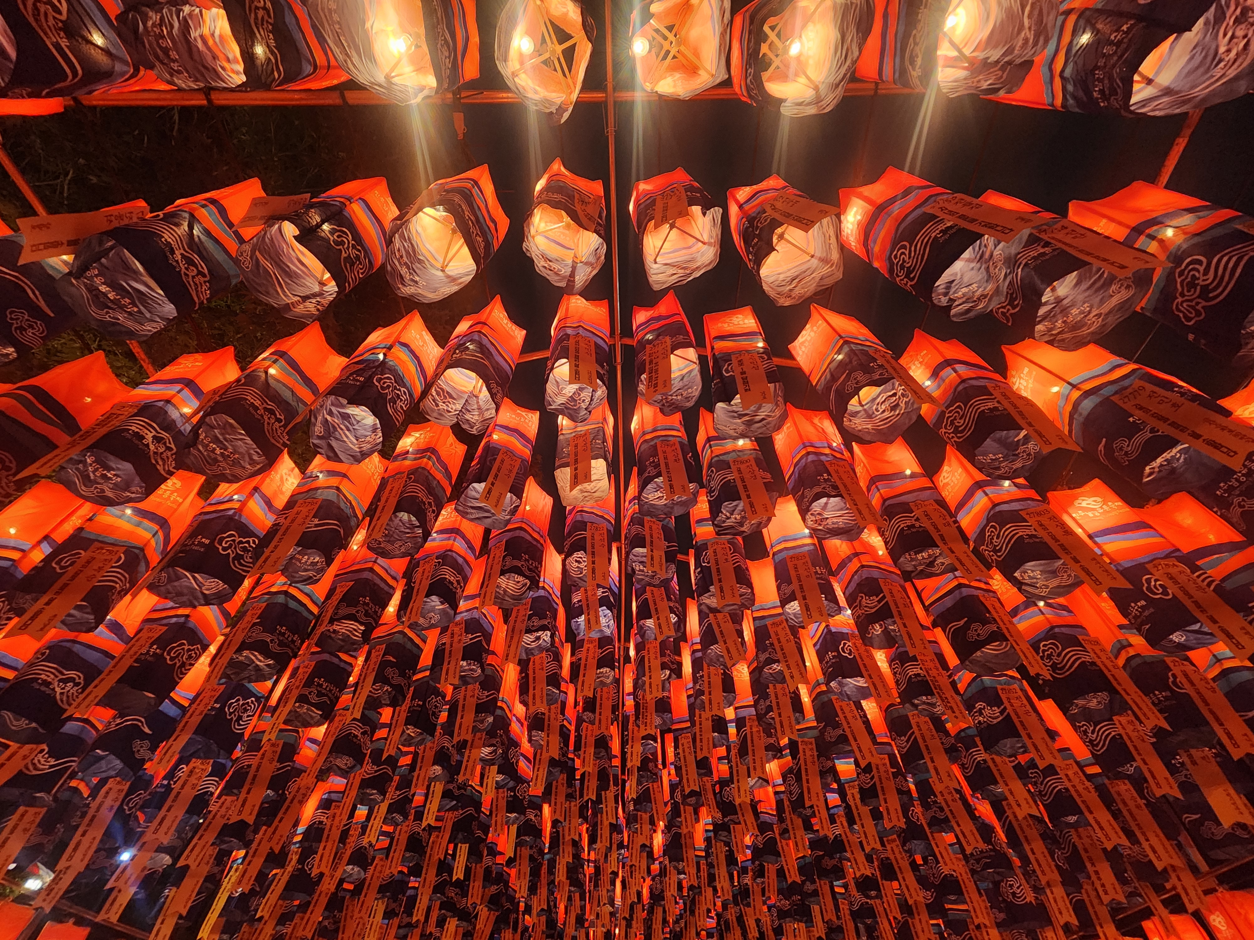 아래에서 올려다본 소망등 사진