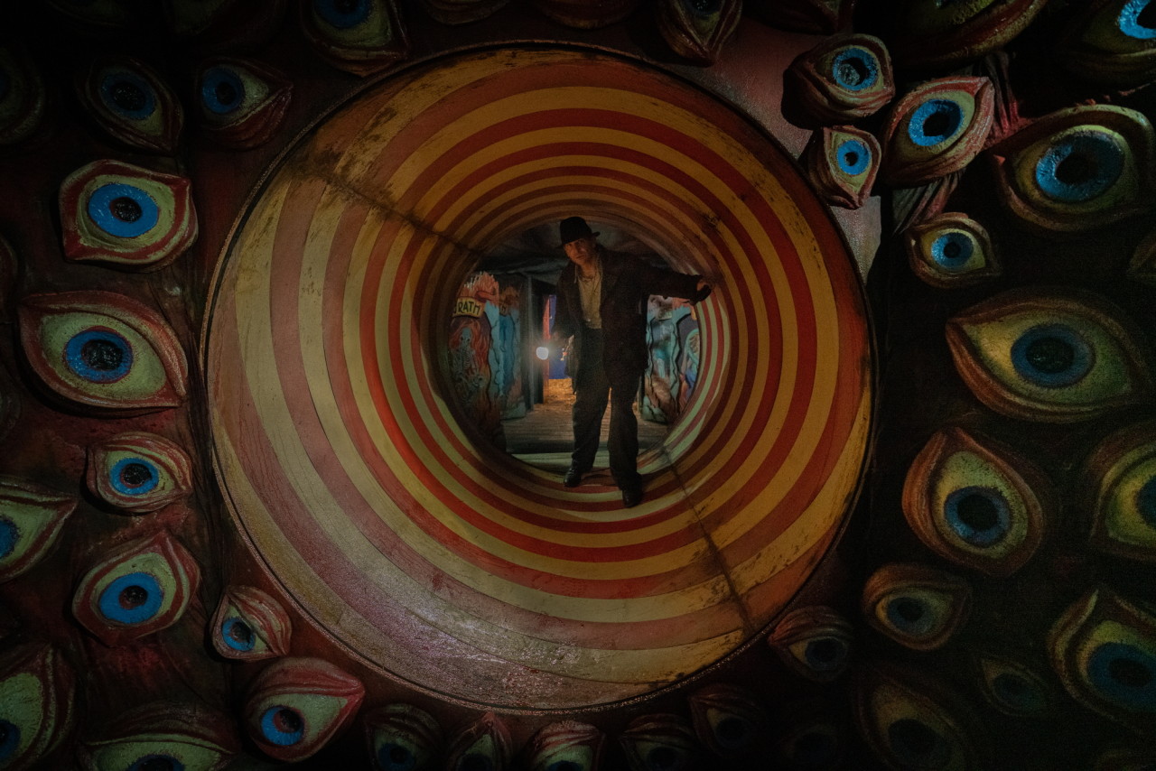 영화 나이트메어 앨리의 주인공 스탠이 긱을 찾고 있는 모습