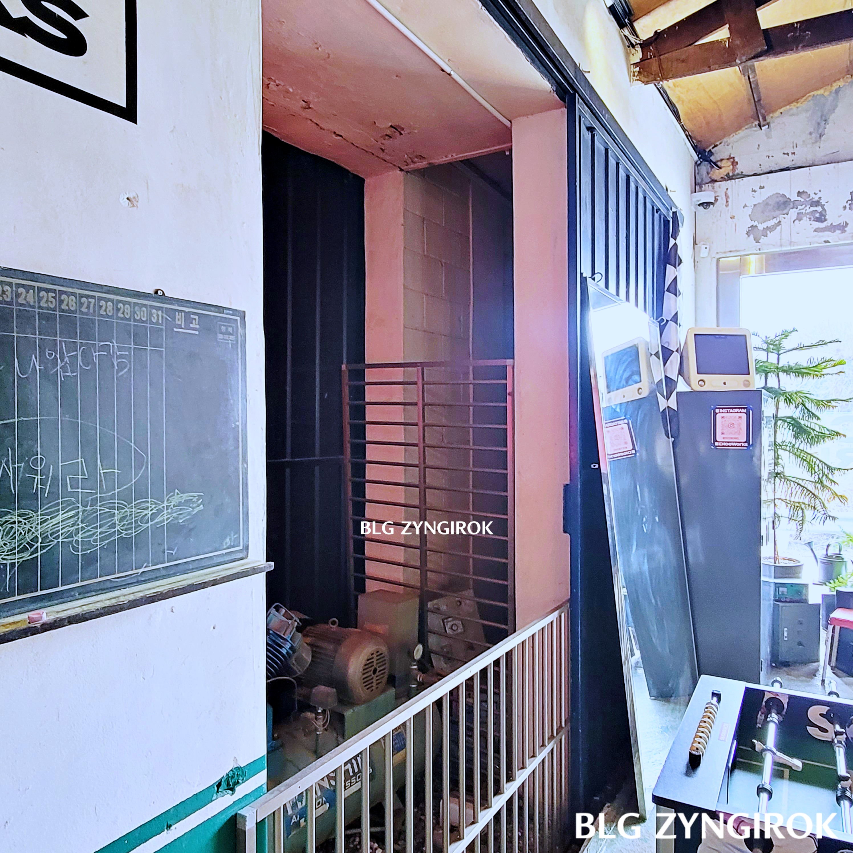 양주 카페 DICE WORKS - 내부 창고 입구 모습이다.