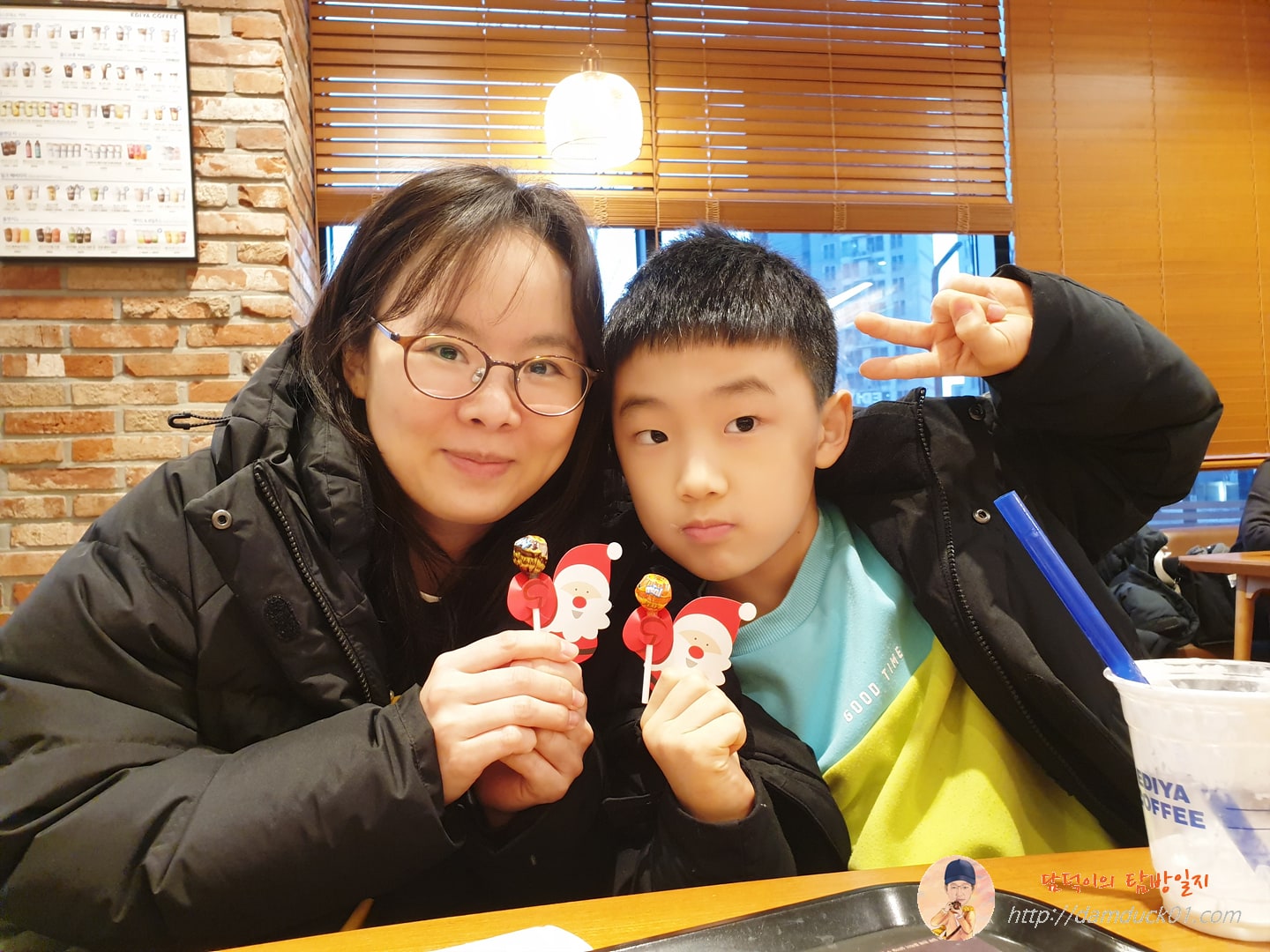 산타할아버지 인형 들고 찰칵