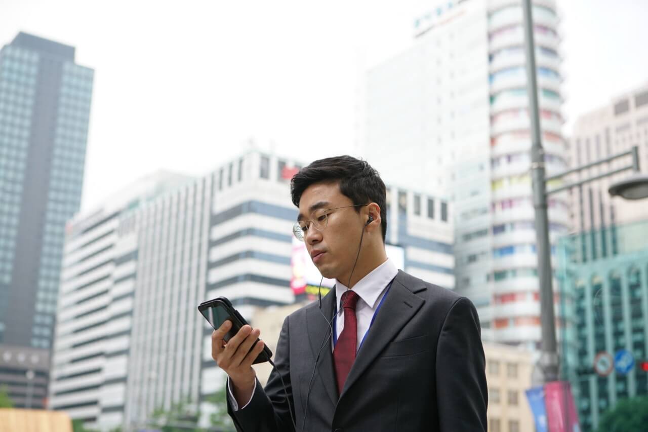 마법의 넥타이를 한 호연이 이어폰을 꽂고 영어 공부하는 모습