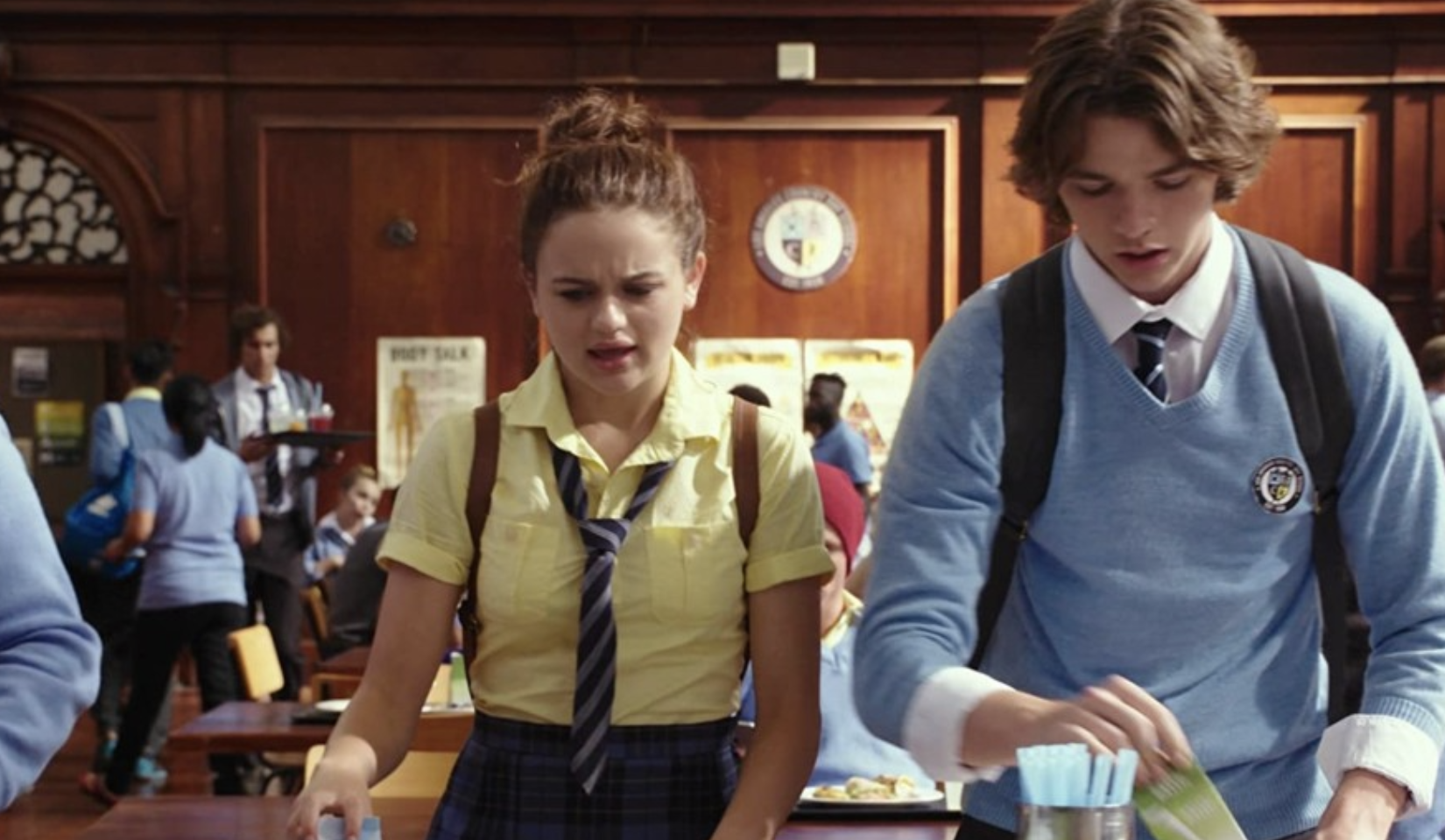 학교에서 같이 밥 먹는 엘과 리