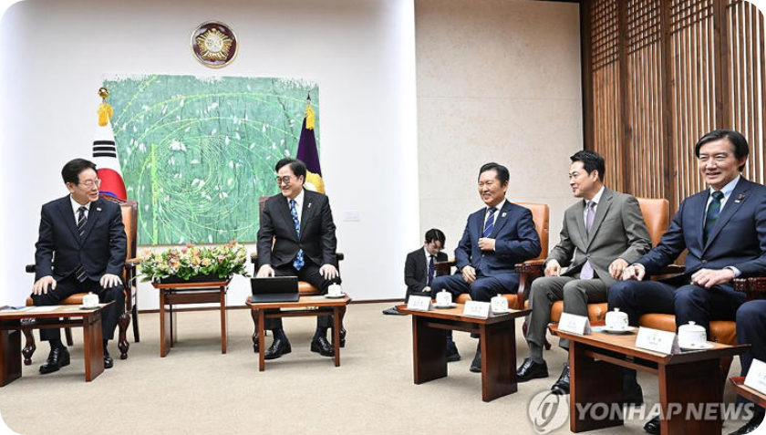이재명 대통령, 추경 연설 전 환담 [출처=연합뉴스]