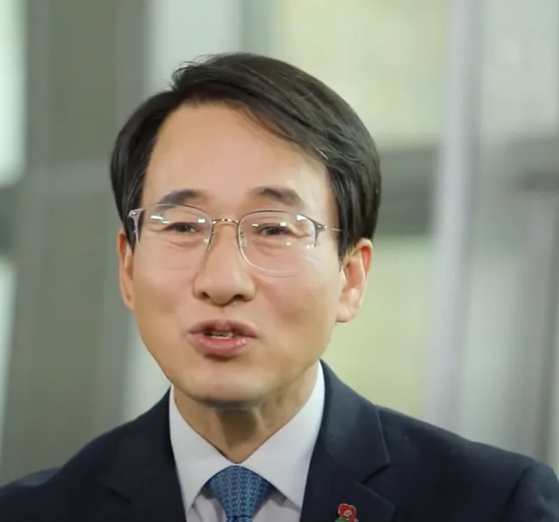 국회의원 인터뷰 장면9.webp