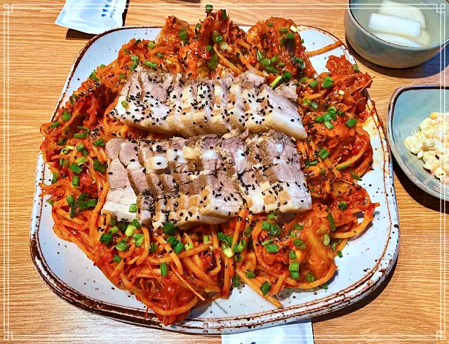 강릉 포남동 맛집 아구찜 위에 돼지고기 수육(삼겹살)이 올라간 수구찜