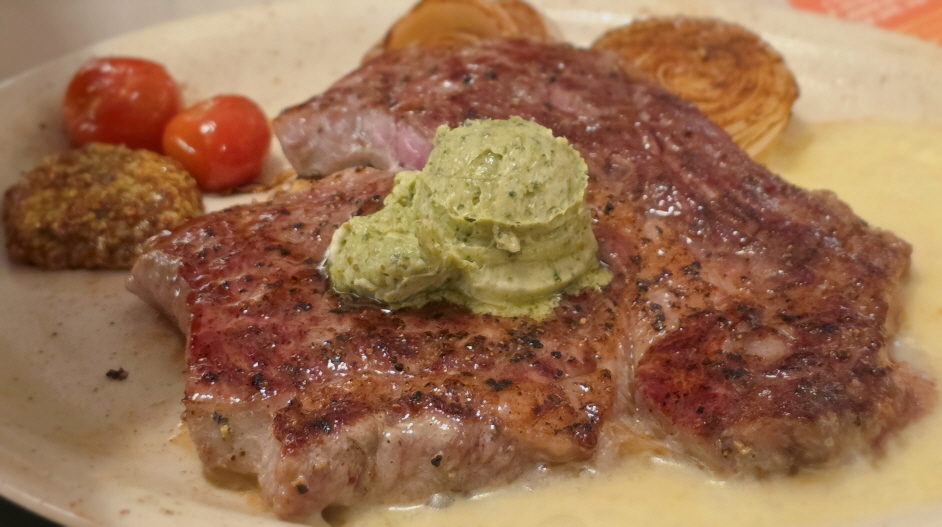 바질소스가 올라간 스테이크