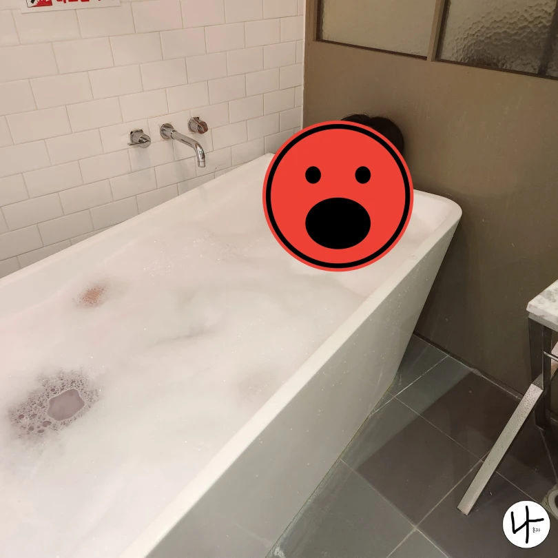 욕조에서-반신욕을-즐기는-남자