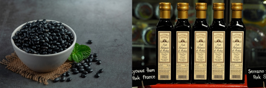 왼쪽은 검은콩을 검은 바닥 위에 헝겊 깔판을 깔고 동그란 유리 그릇에 가득 담아두고&#44; 그 옆에 콩을 흩어놓고 찍은 사진이고&#44; 오른쪽은 식초를 담은 병을 5개 나란히 놓고 찍은 사진