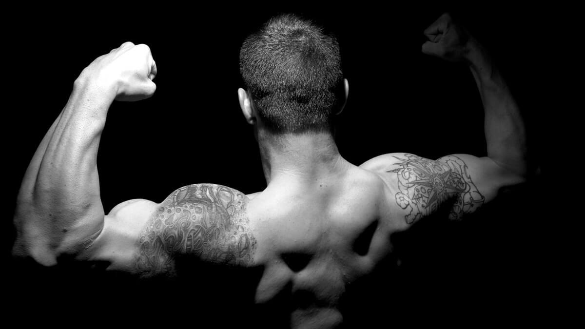 등과 팔 근육을 드러낸 남성의 보디빌딩 포징 이미지