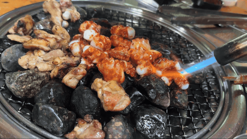 맥반석 위에서 함께 구워지는 문어와 숯불 닭갈비
