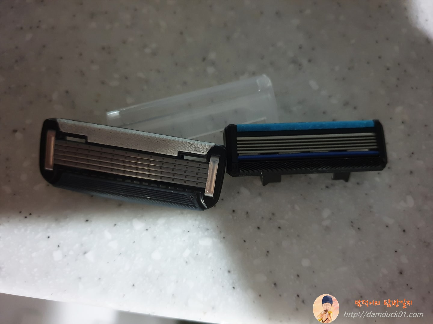 (좌) 4회 정도 면도한 PRO (우) 미 사용 SENS 면도날