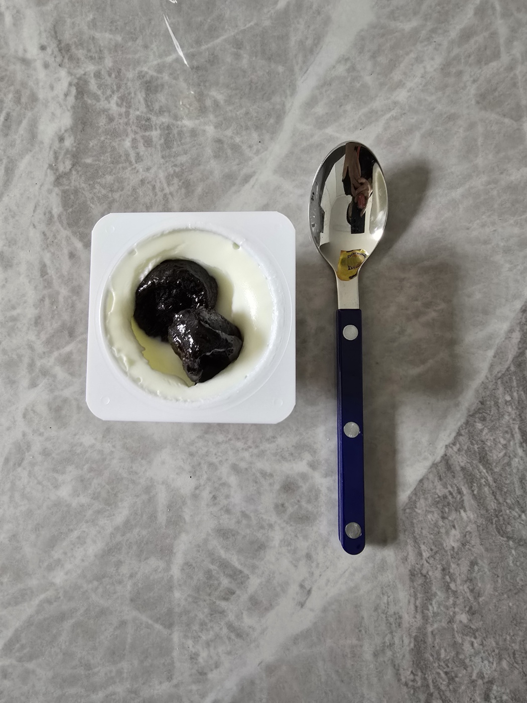 요거트 위에 푸룬 2일