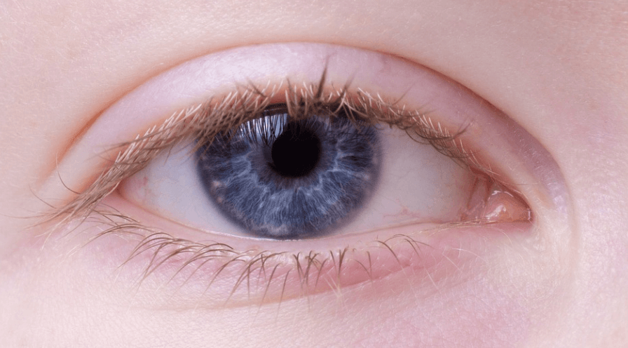 눈이 시린 이유를 확인하고 있는 진한 파랑색 눈동자를 가진 여자