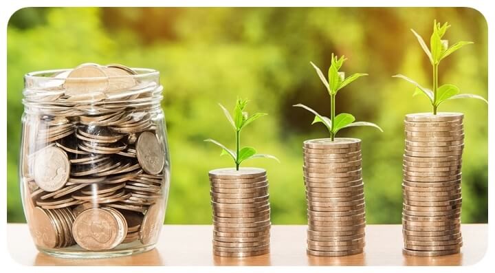 동전을 쌓아 놓은 사진