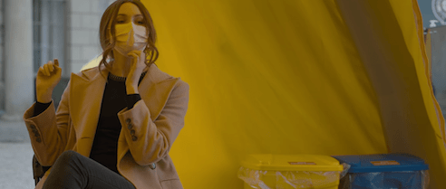 마스크를 쓴 여인의 모습