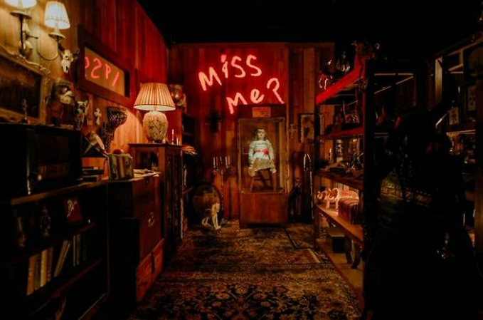 컨저링 유니버스 투어 전시회,컨저링 전시회 예매 방법,홍대 공포 전시회 후기,애나벨 인형 실물 체험,몰입형 전시회 추천