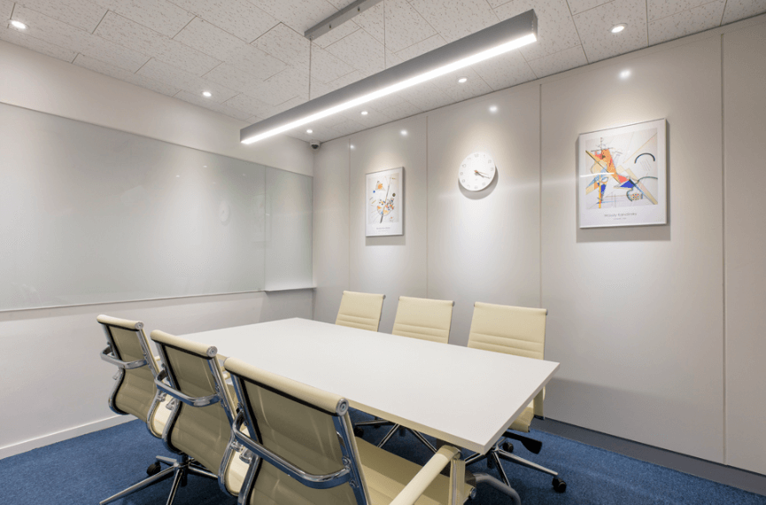 큰 책상과 의자6개가 있는 회의실