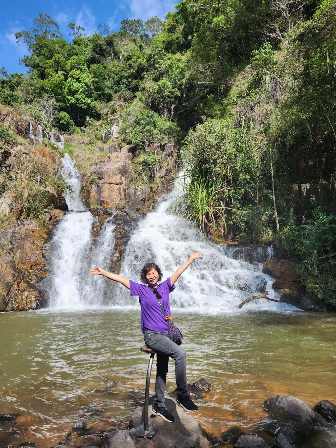 폭포 도착하여 폭포 배경으로 사진 찍은 모습