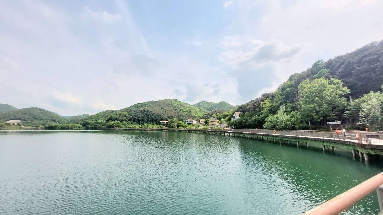 전주아중호수 순환산책로가 있는 모습