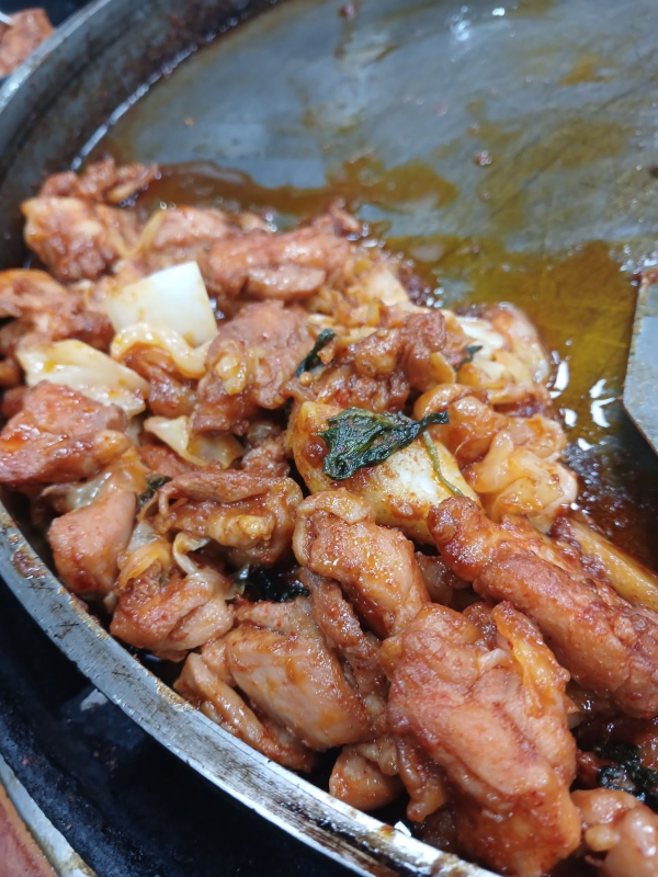 학곡리 닭갈비 한쪽으로 모으다